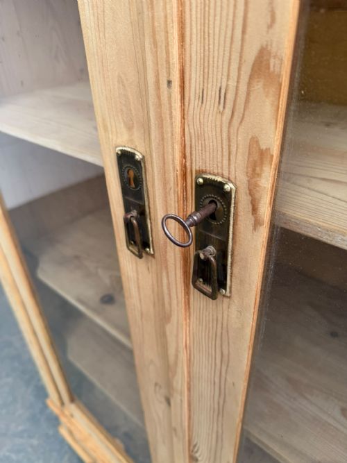 A FANTASTIC VICTORIAN ANTIQUE PINE 2 DOOR GLAZED BOOKCASE TO WAX PAINT - ADDITIONAL PHOTO 7