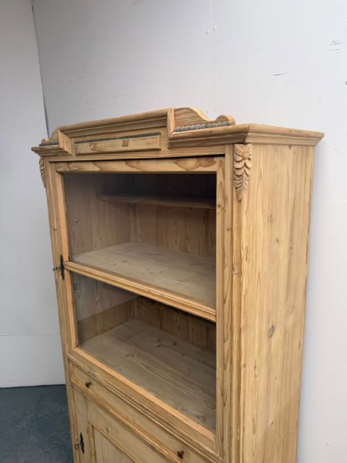 A QUALITY EARLY VICTORIAN ANTIQUE PINE 2 DOOR DISPLAY CABINET TO WAX PAINT - ADDITIONAL PHOTO 1