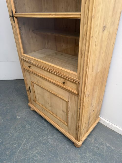 A QUALITY EARLY VICTORIAN ANTIQUE PINE 2 DOOR DISPLAY CABINET TO WAX PAINT - ADDITIONAL PHOTO 2