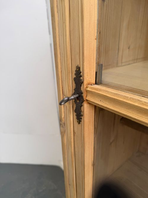 A QUALITY EARLY VICTORIAN ANTIQUE PINE 2 DOOR DISPLAY CABINET TO WAX PAINT - ADDITIONAL PHOTO 3
