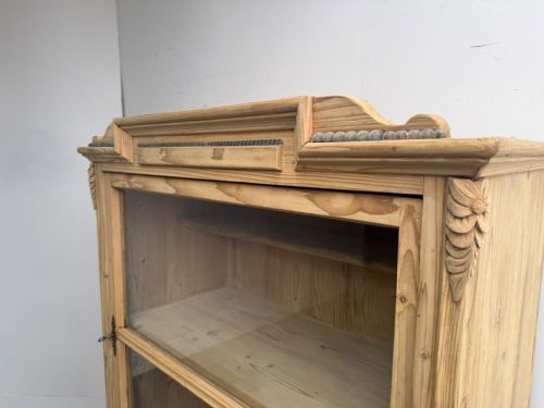 A QUALITY EARLY VICTORIAN ANTIQUE PINE 2 DOOR DISPLAY CABINET TO WAX PAINT - ADDITIONAL PHOTO 4