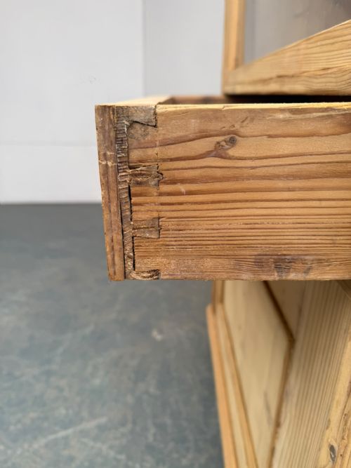 A QUALITY EARLY VICTORIAN ANTIQUE PINE 2 DOOR DISPLAY CABINET TO WAX PAINT - ADDITIONAL PHOTO 6
