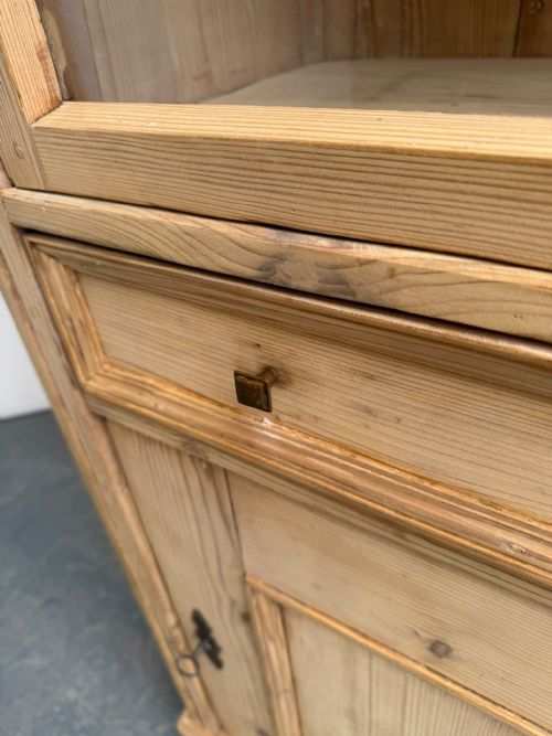 A QUALITY EARLY VICTORIAN ANTIQUE PINE 2 DOOR DISPLAY CABINET TO WAX PAINT - ADDITIONAL PHOTO 7