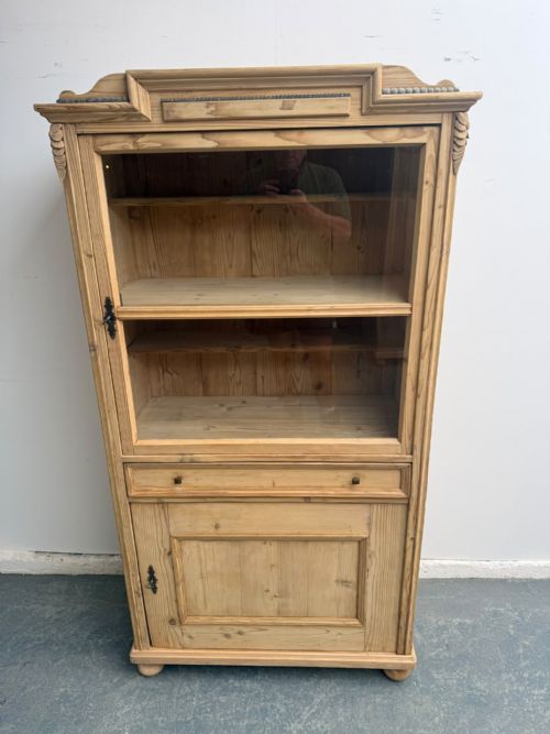 A QUALITY EARLY VICTORIAN ANTIQUE PINE 2 DOOR DISPLAY CABINET TO WAX PAINT - ADDITIONAL PHOTO 10