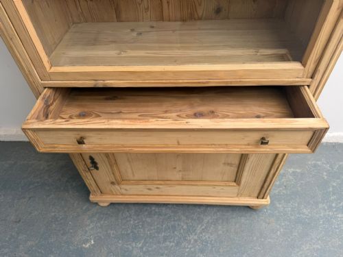 A QUALITY EARLY VICTORIAN ANTIQUE PINE 2 DOOR DISPLAY CABINET TO WAX PAINT - ADDITIONAL PHOTO 11