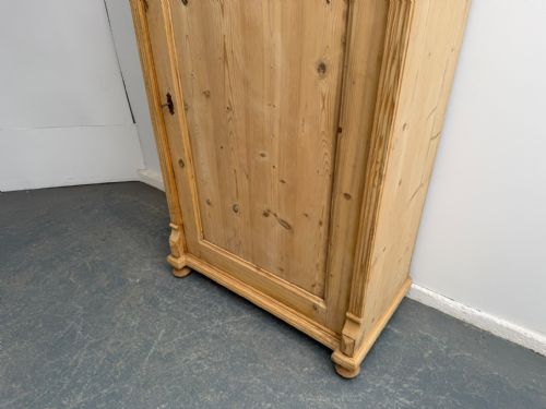 A MINT CLEAN VICTORIAN WIDE ANTIQUE PINE ARCHED STORAGE CUPBOARD TO WAXPAINT - ADDITIONAL PHOTO 5