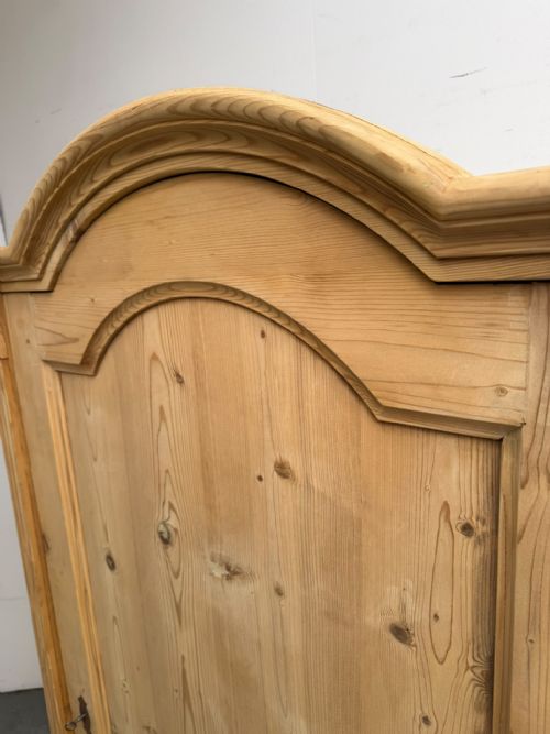 A MINT CLEAN VICTORIAN WIDE ANTIQUE PINE ARCHED STORAGE CUPBOARD TO WAXPAINT - ADDITIONAL PHOTO 6