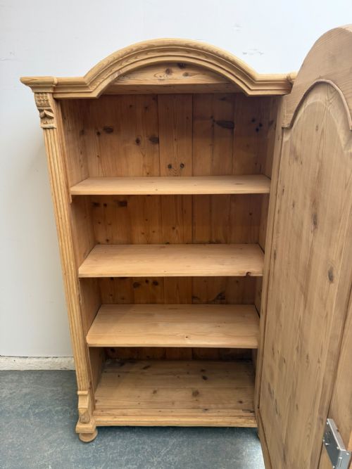 A MINT CLEAN VICTORIAN WIDE ANTIQUE PINE ARCHED STORAGE CUPBOARD TO WAXPAINT - ADDITIONAL PHOTO 7