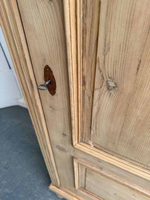 A QUALITY VICTORIAN ANTIQUE PINE 1 DOOR FIELDED STORAGE CUPBOARD TO WAXPAINT - ADDITIONAL PHOTO 5