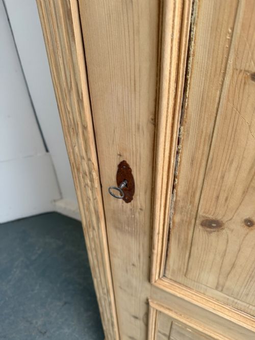 A LOVELY VICTORIAN ANTIQUE PINE 1 DOOR FIELDED STORAGE CUPBOARD TO WAXPAINT - ADDITIONAL PHOTO 2