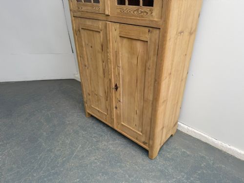 A FABULOUS VICTORIAN ANTIQUE PINE 4 DOOR GLAZED STORAGE CABINET TO WAXPAINT - ADDITIONAL PHOTO 4