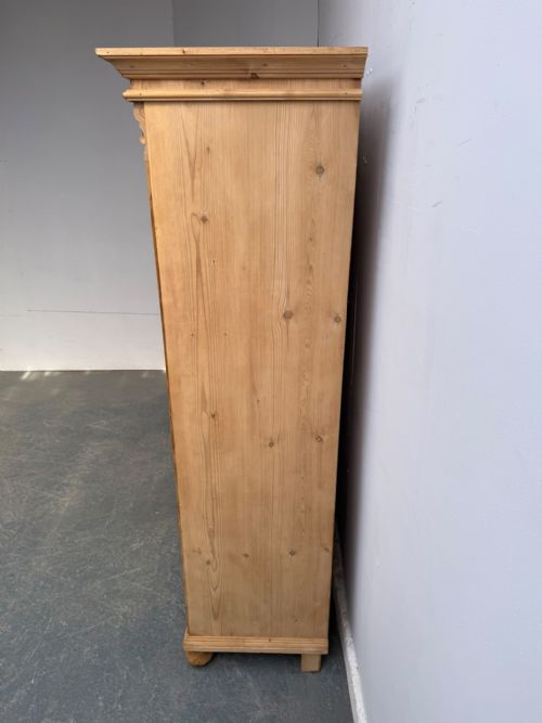 A FABULOUS VICTORIAN ANTIQUE PINE 2 DOOR 1 PIECE STORAGE CUPBOARD TO WAXPAINT - ADDITIONAL PHOTO 4