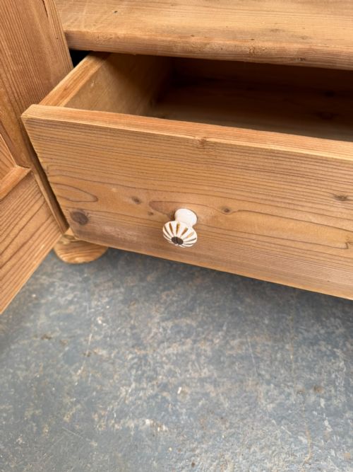 A FABULOUS VICTORIAN ANTIQUE PINE 2 DOOR 1 PIECE STORAGE CUPBOARD TO WAXPAINT - ADDITIONAL PHOTO 10