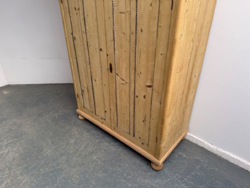 AN AMAZING VICTORIAN ANTIQUE PINE 4 DOOR 1 PIECE BEADED CUPBOARD TO WAXPAINT - ADDITIONAL PHOTO 2