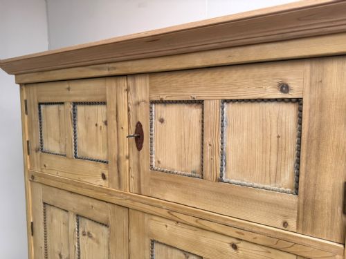 AN AMAZING VICTORIAN ANTIQUE PINE 4 DOOR 1 PIECE BEADED CUPBOARD TO WAXPAINT - ADDITIONAL PHOTO 4