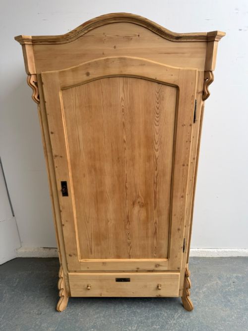 AN EARLY VICTORIAN ARCHED ANTIQUE OLD PINE STORAGE CUPBOARD TO WAXPAINT - ADDITIONAL PHOTO 3