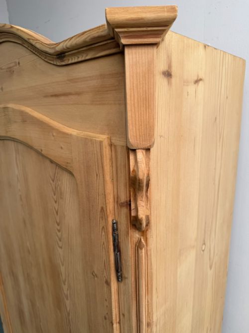 AN EARLY VICTORIAN ARCHED ANTIQUE OLD PINE STORAGE CUPBOARD TO WAXPAINT - ADDITIONAL PHOTO 1
