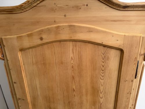 AN EARLY VICTORIAN ARCHED ANTIQUE OLD PINE STORAGE CUPBOARD TO WAXPAINT - ADDITIONAL PHOTO 2