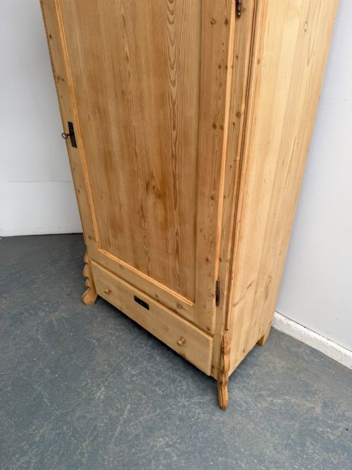 AN EARLY VICTORIAN ARCHED ANTIQUE OLD PINE STORAGE CUPBOARD TO WAXPAINT - ADDITIONAL PHOTO 4