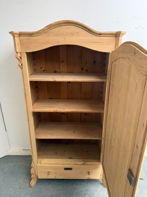 AN EARLY VICTORIAN ARCHED ANTIQUE OLD PINE STORAGE CUPBOARD TO WAXPAINT - ADDITIONAL PHOTO 5