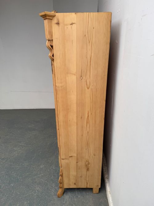 AN EARLY VICTORIAN ARCHED ANTIQUE OLD PINE STORAGE CUPBOARD TO WAXPAINT - ADDITIONAL PHOTO 6