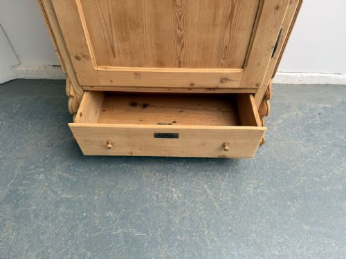 AN EARLY VICTORIAN ARCHED ANTIQUE OLD PINE STORAGE CUPBOARD TO WAXPAINT - ADDITIONAL PHOTO 7