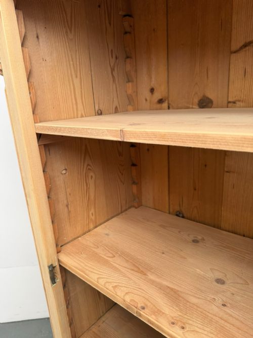 AN EARLY VICTORIAN ARCHED ANTIQUE OLD PINE STORAGE CUPBOARD TO WAXPAINT - ADDITIONAL PHOTO 8