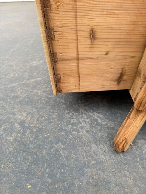 AN EARLY VICTORIAN ARCHED ANTIQUE OLD PINE STORAGE CUPBOARD TO WAXPAINT - ADDITIONAL PHOTO 10