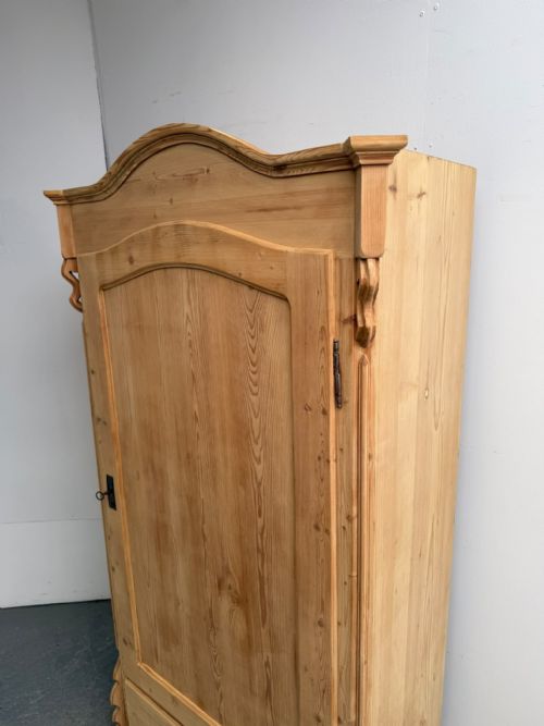 AN EARLY VICTORIAN ARCHED ANTIQUE OLD PINE STORAGE CUPBOARD TO WAXPAINT - ADDITIONAL PHOTO 11
