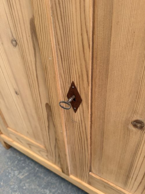 A MINT CLEAN ANTIQUE OLD PINE VICTORIAN LOW WIDE STORAGE CUPBOARD TO WAXPAINT - ADDITIONAL PHOTO 4