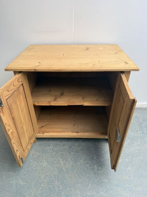 A MINT CLEAN ANTIQUE OLD PINE VICTORIAN LOW WIDE STORAGE CUPBOARD TO WAXPAINT - ADDITIONAL PHOTO 5