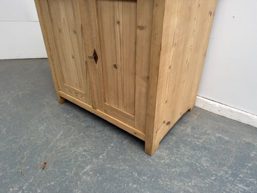 A MINT CLEAN ANTIQUE OLD PINE VICTORIAN LOW WIDE STORAGE CUPBOARD TO WAXPAINT - ADDITIONAL PHOTO 6