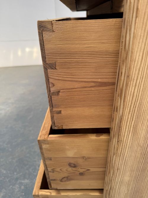 A SUPERB TALL NARROW ANTIQUE OLD PINE 5 DRAWER CHEST OF DRAWERS TO WAXPAINT - ADDITIONAL PHOTO 7