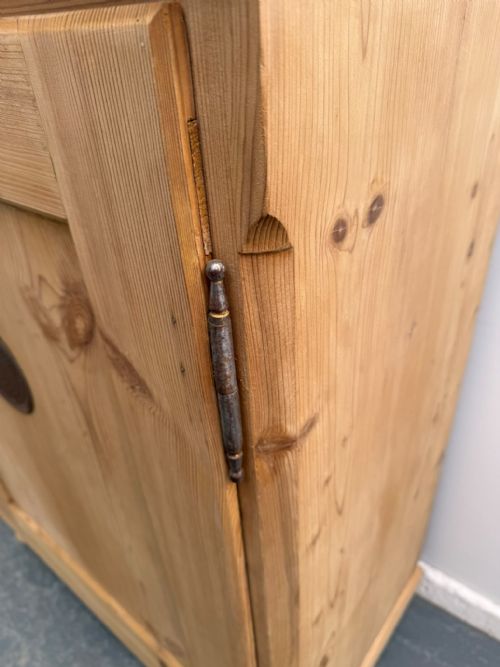 A CRACKING ANTIQUE OLD PINE VICTORIAN VENTED 1 DOOR CUPBOARD TO WAXPAINT - ADDITIONAL PHOTO 4