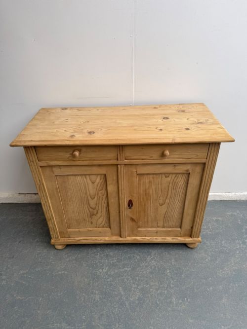 A SUPERB VICTORIAN ANTIQUE PINE 2 DOOR 2 DRAWER DRESSER BASE TO WAX PAINT - ADDITIONAL PHOTO 1
