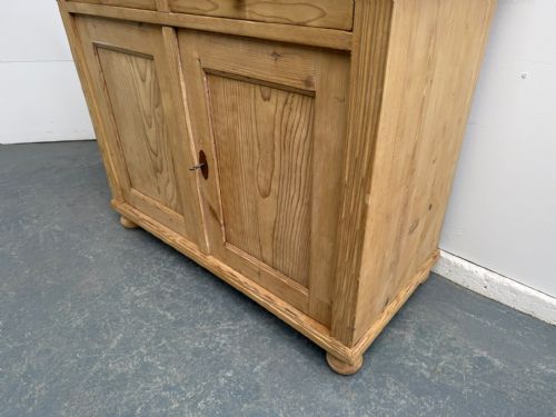 A SUPERB VICTORIAN ANTIQUE PINE 2 DOOR 2 DRAWER DRESSER BASE TO WAX PAINT - ADDITIONAL PHOTO 2