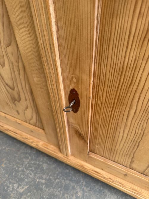 A SUPERB VICTORIAN ANTIQUE PINE 2 DOOR 2 DRAWER DRESSER BASE TO WAX PAINT - ADDITIONAL PHOTO 3