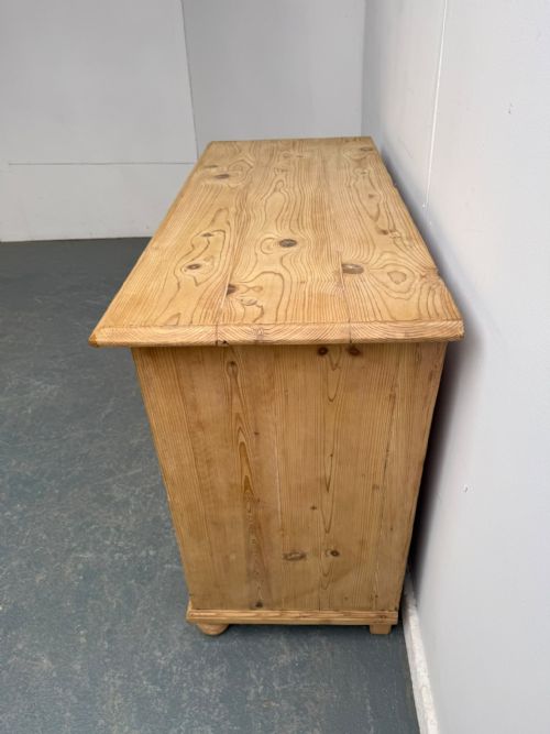 A SUPERB VICTORIAN ANTIQUE PINE 2 DOOR 2 DRAWER DRESSER BASE TO WAX PAINT - ADDITIONAL PHOTO 4