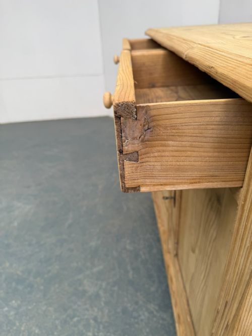 A SUPERB VICTORIAN ANTIQUE PINE 2 DOOR 2 DRAWER DRESSER BASE TO WAX PAINT - ADDITIONAL PHOTO 5