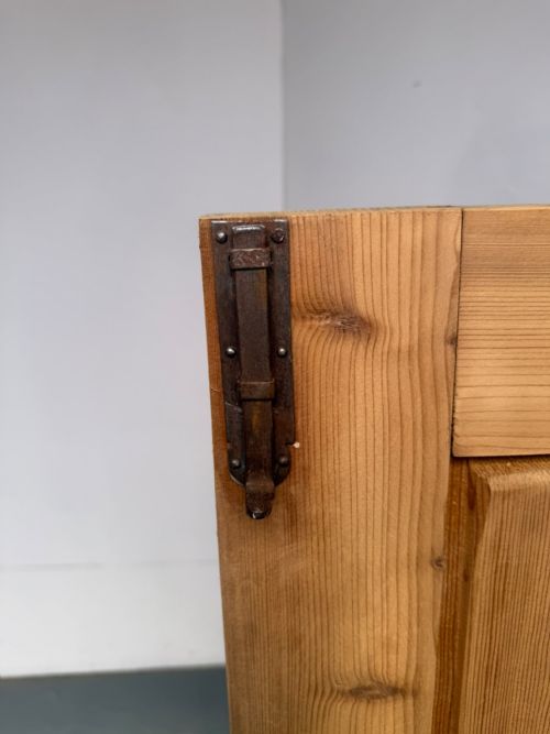 A FABULOUS VICTORIAN ANTIQUE PINE 2 DOOR ARCHED STORAGE CUPBOARD TO WAXPAINT - ADDITIONAL PHOTO 5