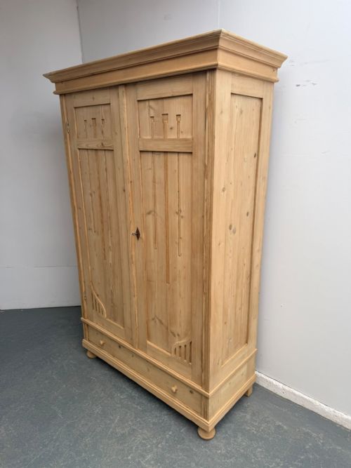 A TRULY SUPERB ARTS CRAFTS ANTIQUE OLD PINE 1 PIECE WARDROBE TO WAXPAINT