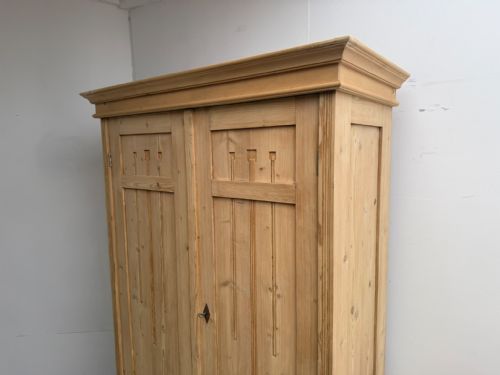 A TRULY SUPERB ARTS CRAFTS ANTIQUE OLD PINE 1 PIECE WARDROBE TO WAXPAINT - ADDITIONAL PHOTO 2