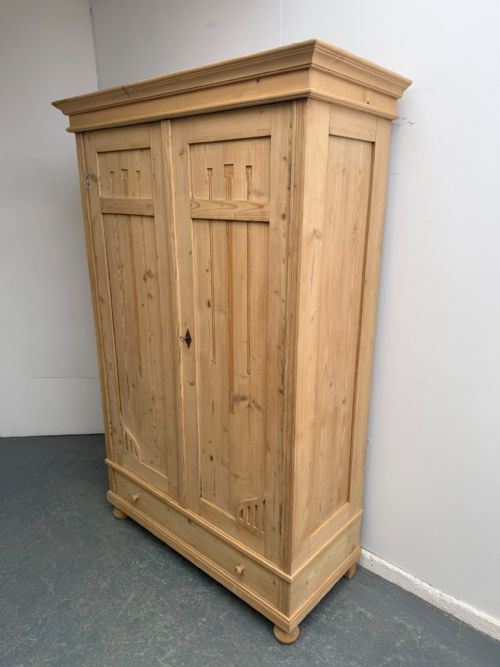 A SUPERB ARTS CRAFTS ANTIQUE OLD PINE 1 PIECE WARDROBE TO WAXPAINT