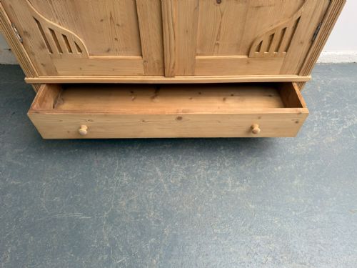A SUPERB ARTS CRAFTS ANTIQUE OLD PINE 1 PIECE WARDROBE TO WAXPAINT - ADDITIONAL PHOTO 10