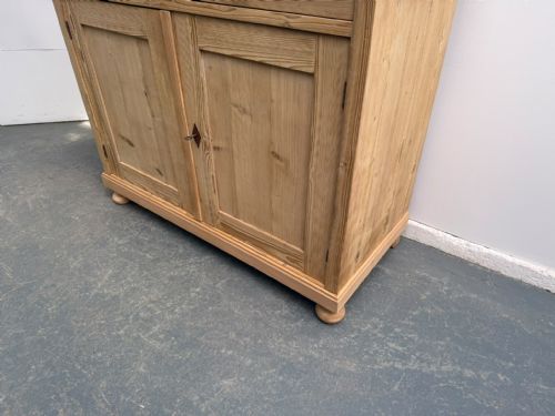 A LARGE TALL VICTORIAN ANTIQUE PINE 2 DOOR 2 DRAWER DRESSER BASE TO WAX PAINT - ADDITIONAL PHOTO 3