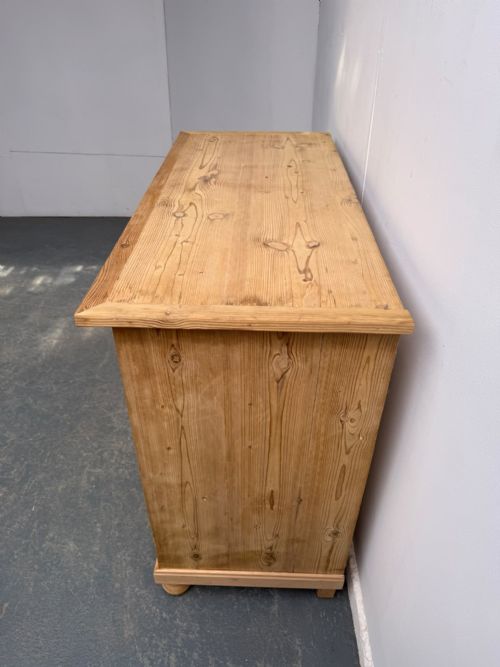 A LARGE TALL VICTORIAN ANTIQUE PINE 2 DOOR 2 DRAWER DRESSER BASE TO WAX PAINT - ADDITIONAL PHOTO 4