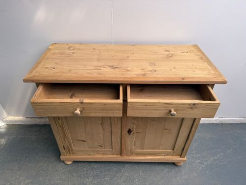 A LARGE TALL VICTORIAN ANTIQUE PINE 2 DOOR 2 DRAWER DRESSER BASE TO WAX PAINT - ADDITIONAL PHOTO 6