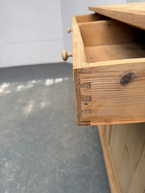 A LARGE TALL VICTORIAN ANTIQUE PINE 2 DOOR 2 DRAWER DRESSER BASE TO WAX PAINT - ADDITIONAL PHOTO 7