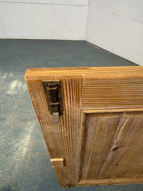 A LARGE TALL VICTORIAN ANTIQUE PINE 2 DOOR 2 DRAWER DRESSER BASE TO WAX PAINT - ADDITIONAL PHOTO 9