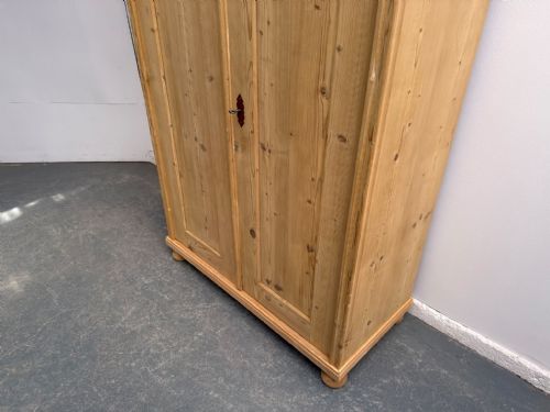 A MINT CLEAN VICTORIAN ANTIQUE OLD PINE 2 DOOR LINEN CUPBOARD TO WAXPAINT - ADDITIONAL PHOTO 2